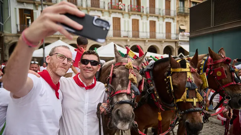 Las mulillas recorren la parte vieja de Pamplona de camino a la Plaza de Toros para una de las  corridas de San Fermín 2024. PABLO LASAOSA