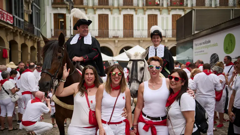 Las mulillas recorren la parte vieja de Pamplona de camino a la Plaza de Toros para una de las  corridas de San Ferm&iacute;n 2024. PABLO LASAOSA