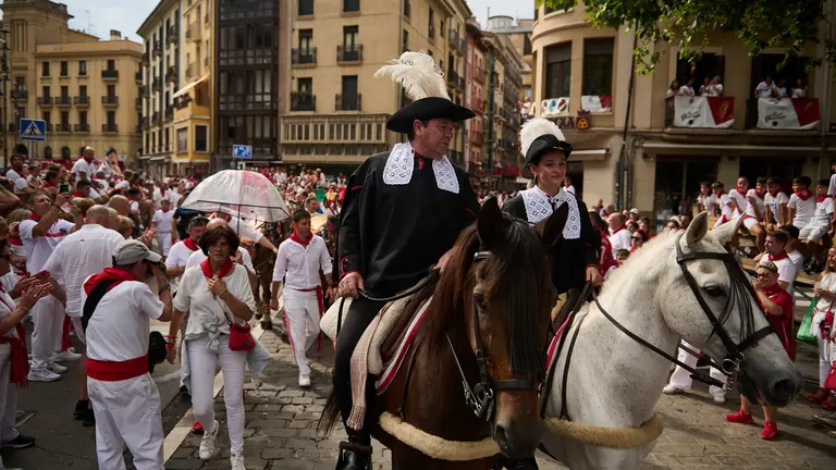 Las mulillas recorren la parte vieja de Pamplona de camino a la Plaza de Toros para una de las  corridas de San Ferm&iacute;n 2024. PABLO LASAOSA