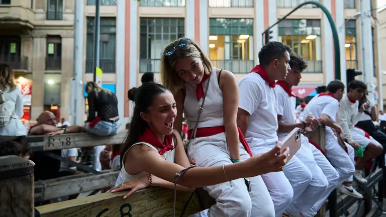 Ambiente previo al cuarto encierro de San Fermín 2024 con toros de Fuente Ymbro. PABLO LASAOSA