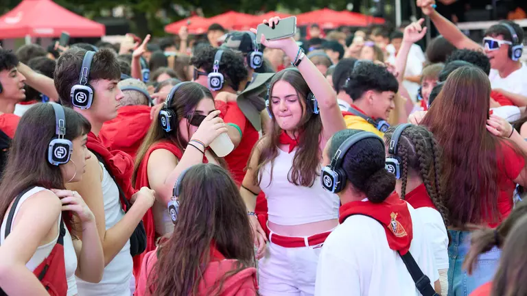 Silent Party con DJ María López, en la zona joven de San Fermín 2024 en la plaza de los Fueros de Pamplona. IÑIGO ALZUGARAY