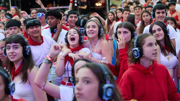 Silent Party con DJ Mar&iacute;a L&oacute;pez, en la zona joven de San Ferm&iacute;n 2024 en la plaza de los Fueros de Pamplona. I&Ntilde;IGO ALZUGARAY
