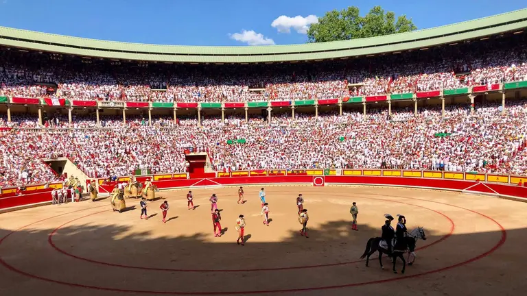 Comienzo de la corrida del 10 de julio de la Feria del Toro en Pamplona en San Fermín 2024 con los diestros Miguel Ángel Perera, Tomás Rufo y Roca Rey. ÍÑIGO ALZUGARAY
