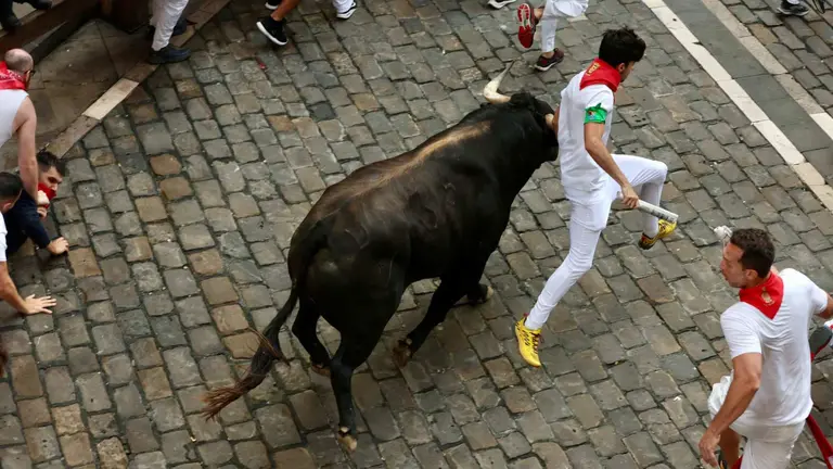Momento de tensión en la Plaza del Ayuntamiento en el quinto encierro de San Fermín 2024 en Pamplona con toros de Domingo Hernández. ÍÑIGO ALZUGARAY