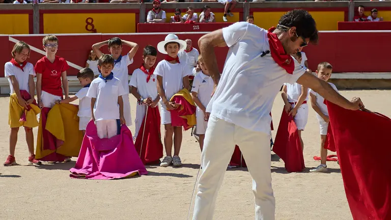 El diestro taurino Cayetano Rivera imparte una clase de toreo de salón destinada al público infantil en la Plaza de Toros de Pamplona dentro de la actividad Toros en Familia organizada por la Casa de Misericordia. IÑIGO ALZUGARAY