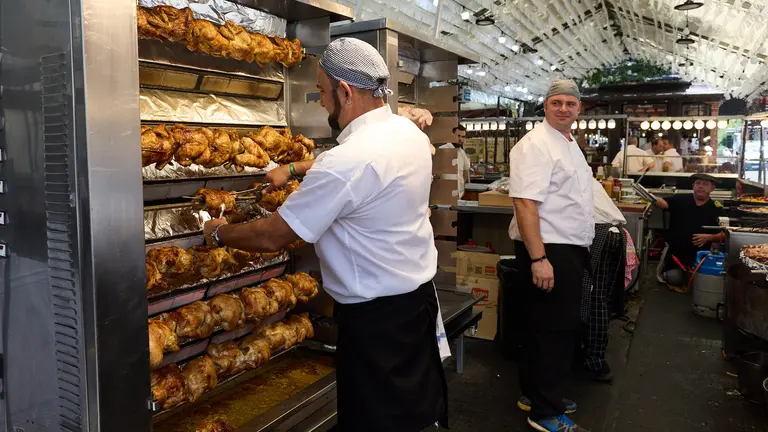 Puestos de comida y restaurantes en El Bosquecillo y el parque de Antoniutti durante las Fiestas de San Fermín 2024. IÑIGO ALZUGARAY