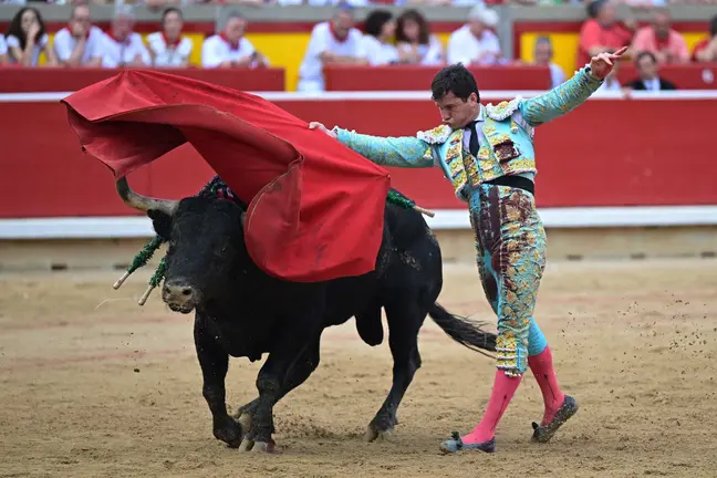 El diestro Daniel Luque durante la lidia a su segundo toro de la tarde dentro de la Feria del Toro de los Sanfermines 2024. EFE Daniel Fernández
