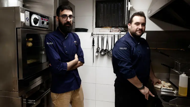 A la izquierda Jaizkibel Zunzarren, responsable del bar Ulzama, junto a su compañero Isaac Álvarez. EFE/ Jesús Diges