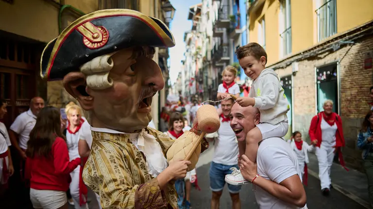 La Comparsa de Gigantes y Cabezudos ameniza las calles de Pamplona por San Fermín 2024. PABLO LASAOSA