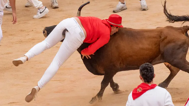 Séptimo encierro de San Fermín 2024 con toros de la ganadería de José Escolar en la Plaza de Toros de Pamplona. FERMÍN GUTIÉRREZ