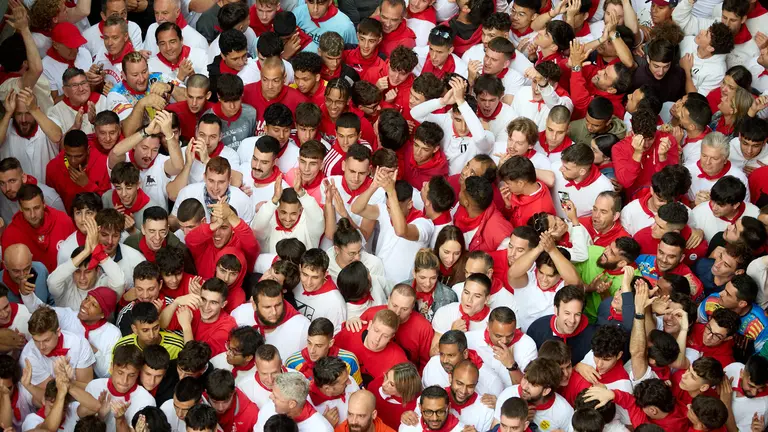 Ambiente en los momentos previos al séptimo encierro de San Fermín 2024 con toros de la ganadería de José Escolar en el tramo de Mercaderes. IÑIGO ALZUGARAY