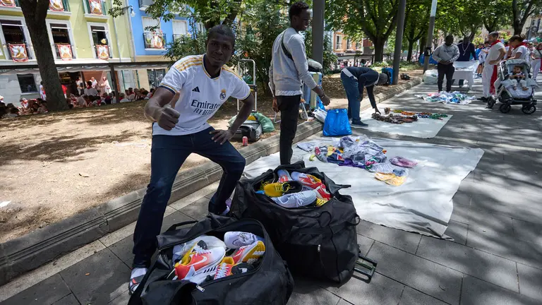 Puestos de manteros por las calles de Pamplona durante las fiestas de San Fermín 2024. NAVARRA.COM