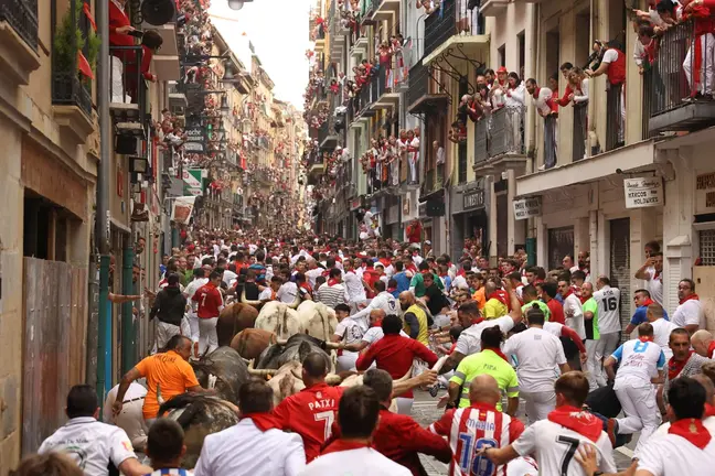 Octavo encierro de San Fermín el día 14 de julio de 2024 con toros de Miura en Pamplona en el tramo de Estafeta. EFE - J.P. URDIROZ