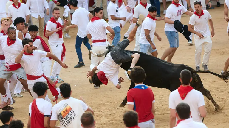 Suelta de vaquillas en la Plaza de Toros de Pamplona tras el octavo y último encierro de las fiestas de San Fermín 2024. IÑIGO ALZUGARAY