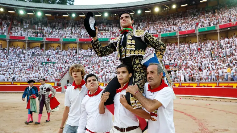 El diestro Jesús Enrique Colombo sale por la puerta grande durante la última corrida de la Feria del Toro de Pamplona con toros de Miura. EFE VILLAR LÓPEZ (1)