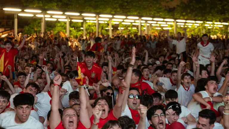 Cientos de personas disfrutan de la final de la Eurocopa en la plaza Yamaguchi. MAITE H. MATEO-45