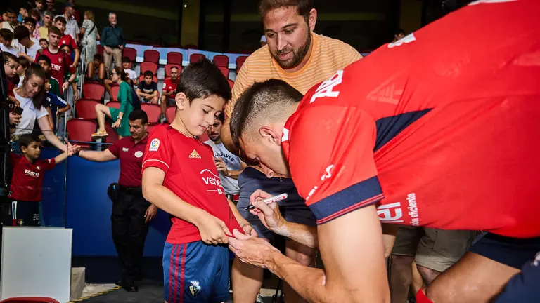 Pamplona, Navarra. España. 16 julio 2024. Fútbol. Osasuna
Presentación de Abel Bretones como nuevo jugador de Osasuna en un acto que ha tenido lugar en el estadio de El Sadar acompañado del presidente rojillo, Luis Sabalza, y del secretario técnico, Braulio Vázquez, en Pamplona a 16 de julio de 2024. Crédito: Iñigo Alzugaray / Cordon Press