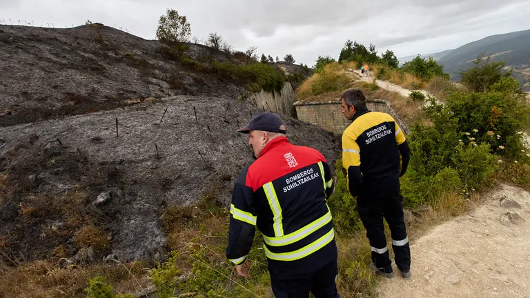 Restos del incendio del Fuerte de San Cristóbal en el monte Ezkaba de Pamplona. IÑIGO ALZUGARAY