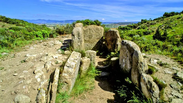 Imagen del dolmen del Portillo de Enériz en Artajona. NAVARRA.COM