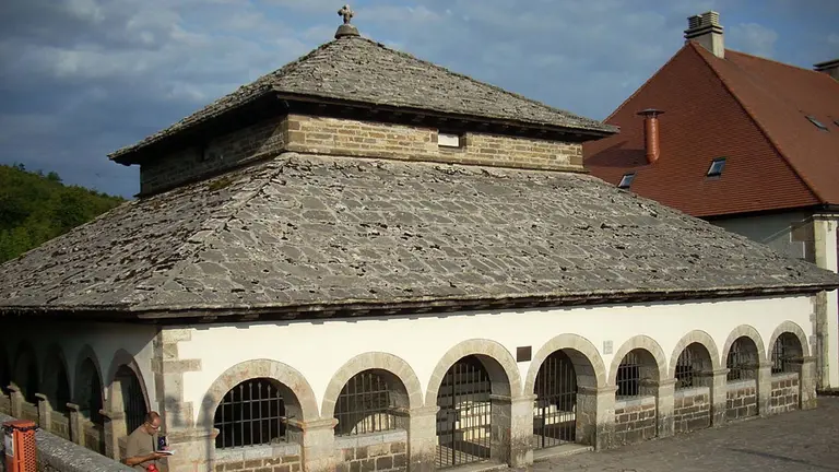 La capilla de Santi Spiritus o silo de Carlomagno en la localidad de Roncesvalles. WIKIPEDIA