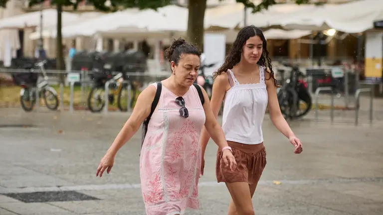 Día de calor y lluvia en Pamplona durante la nueva jornada de ola de calor. PABLO LASAOSA