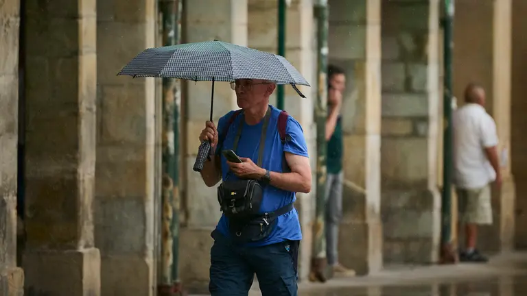 Día de calor y lluvia en Pamplona durante la nueva jornada de ola de calor. PABLO LASAOSA