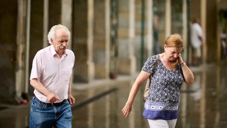 Día de calor y lluvia en Pamplona durante la nueva jornada de ola de calor. PABLO LASAOSA