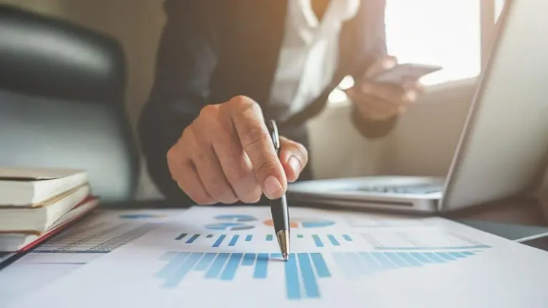 Una persona que trabaja en una empresa analiza diferentes gráficos. CEDIDA