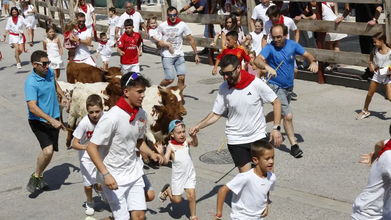 Trashumancia infantil en las fiestas de Arguedas. 2024. JOSÉ EMILIO FLORISTÁN