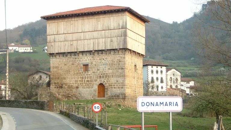 El exterior de la casa-torre Jauregia en la localidad de Donamaría. AYUNTAMIENTO DE DONAMARÍA