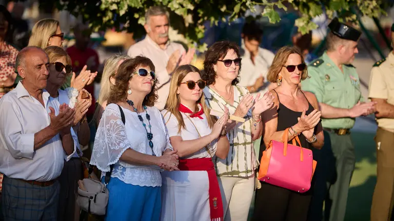 Ofrenda floral y acto en honor a Francisco Casanova, asesinado por ETA, en la Puerta de la Libertad de Berriozar. PABLO LASAOSA