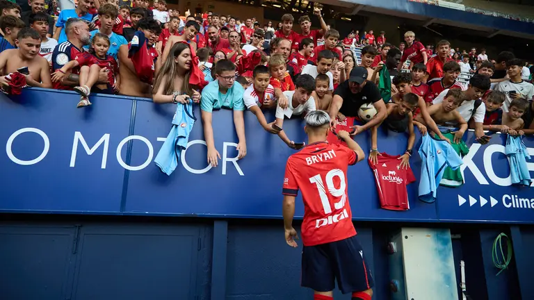 Presentación de Bryan Zaragoza como nuevo jugador de Osasuna, en el estadio de El Sadar. IÑIGO ALZUGARAY