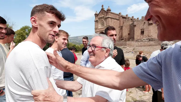 El campeón olímpico con la selección Española de Fútbol y jugador de Osasuna, Aimar Oroz (i), es felicitado por el presidente de la entidad rojilla Luis Sabalza (c) y un directivo antes de la tradicional ofrenda del equipo a San Francisco Javier. EFE/ Jesus Diges