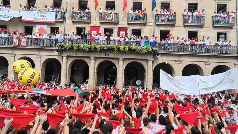 La plaza de los Fueros de Tafalla vibra instantes antes del lanzamiento del chupinazo de las fiestas de 2024. NAVARRA.COM