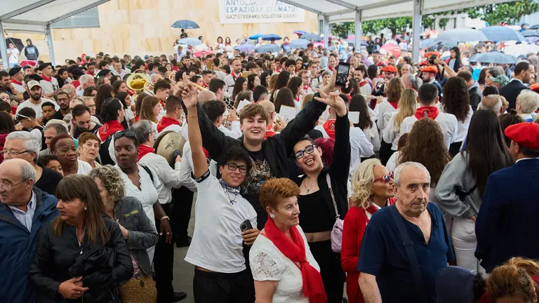 Chupinazo de las Fiestas de Burlada 2024. IÑIGO ALZUGARAY