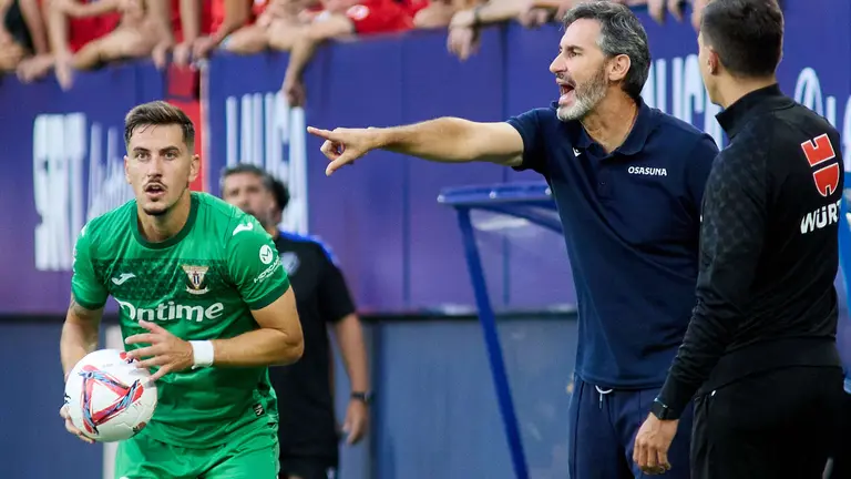 Javi Hernández (20. CD Leganés) y Vicente Moreno (entrenador CA Osasuna) durante el partido de La Liga EA Sports entre CA Osasuna y CD Leganés disputado en el estadio de El Sadar en Pamplona. IÑIGO ALZUGARAY