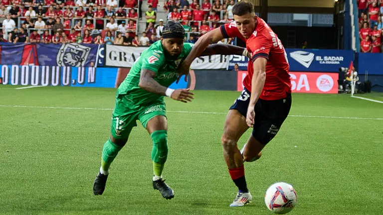 Valentin Rosier (12. CD Leganés) y Abel Bretones (23. CA Osasuna) durante el partido de La Liga EA Sports entre CA Osasuna y CD Leganés disputado en el estadio de El Sadar en Pamplona. IÑIGO ALZUGARAY
