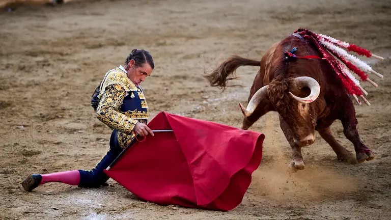 El torero Sánchez Vara lidia seis toros de Casta Navarra de la ganadería de Reta durante las fiestas de Tafalla 2024. PABLO LASAOSA