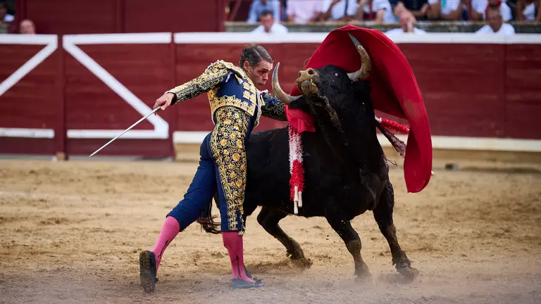 El torero Sánchez Vara lidia seis toros de Casta Navarra de la ganadería de Reta durante las fiestas de Tafalla 2024. PABLO LASAOSA