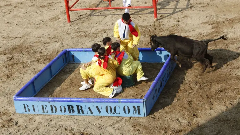 Los jóvenes de Valtierra se divierten en el Grand Prix. JOSÉ EMILIO FLORÍSTÁN