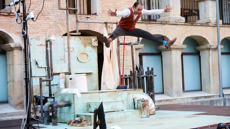 El patio del Palacio de Ezpeleta cierra su ciclo de Artes de calle con el espectáculo WC, de David Cebrián, una comedia sin palabras dirigida a todos los públicos. IÑIGO ALZUGARAY