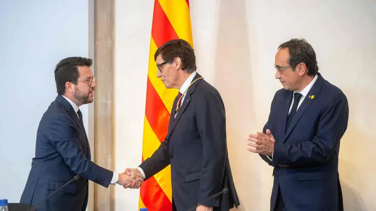 El expresidente de la Generalitat, Pere Aragonés estrecha la mano de Salvador illa en su toma de posesión. EUROPAPRESS