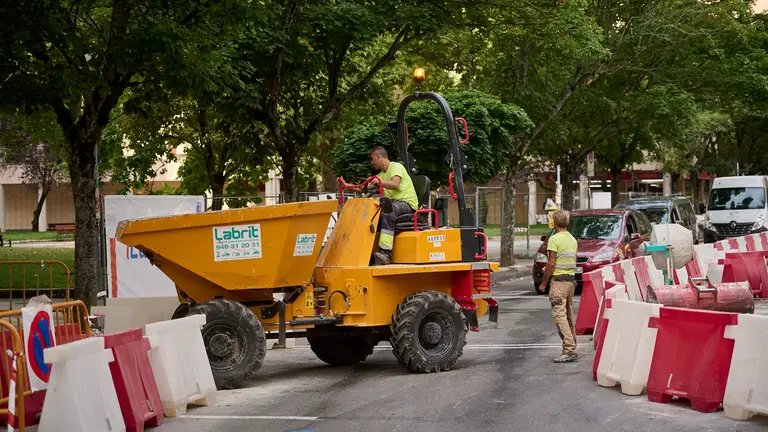 Obras en la Calle Iturrama y en la calle Esquiroz para adecuar las aceras y reasfaltar. PABLO LASAOSA