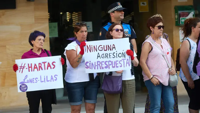 Concentración de rechazo a la agresión sexual sufrida por una menor durante las Fiestas de Burlada 2024. IÑIGO ALZUGARAY