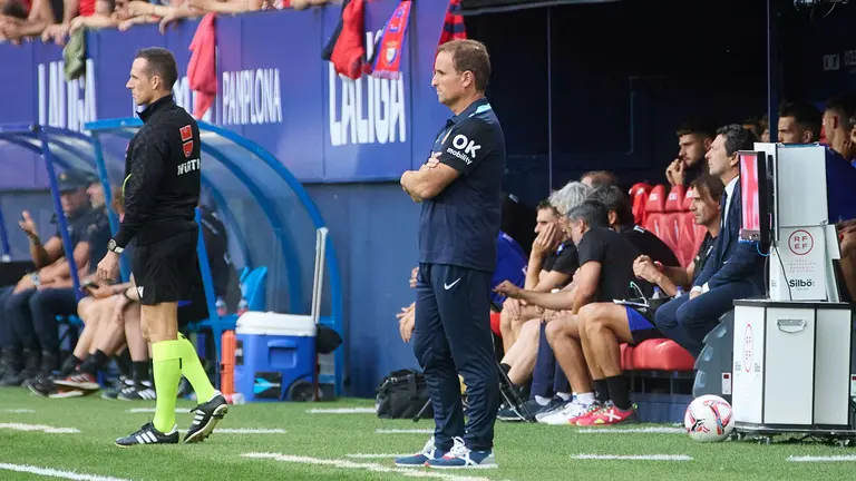 Jagoba Arrasate (entrenador RCD Mallorca) durante el partido de La Liga EA Sports entre CA Osasuna y RCD Mallorca disputado en el estadio de El Sadar en Pamplona. IÑIGO ALZUGARAY