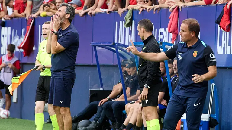Vicente Moreno (entrenador CA Osasuna) y Jagoba Arrasate (entrenador RCD Mallorca) durante el partido de La Liga EA Sports entre CA Osasuna y RCD Mallorca disputado en el estadio de El Sadar en Pamplona. IÑIGO ALZUGARAY