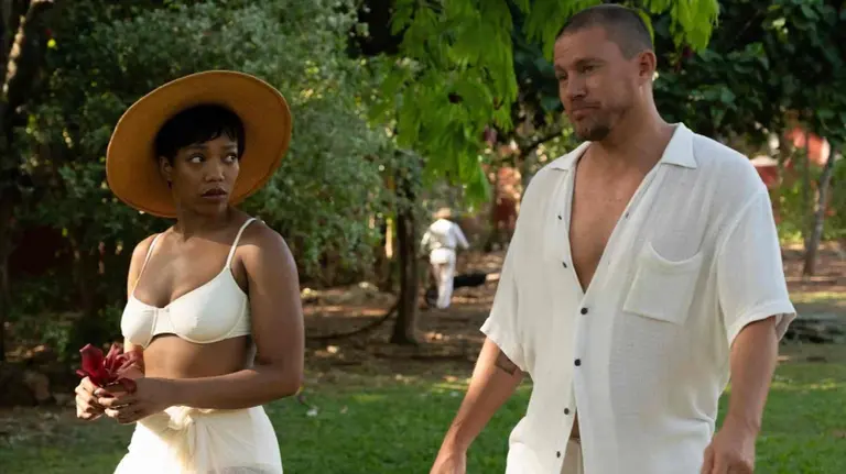 Naomi Ackie y Channing Tatum en Parpadea dos veces.