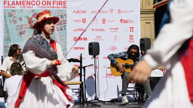 El grupo de dantzaris Duguna y los cantaores Pepe Habichuela y Josemi Carmona fusionan dantzas y flamenco en la Plaza Consistorial de Pamplona para inaugurar la sección de balcones, calles y plazas de la XI edición del festival Flamenco On Fire. IÑIGO ALZUGARAY