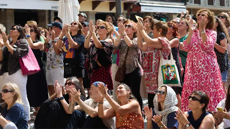Actuación del cantaor local Jolis Muñoz, acompañado del guitarrista Jesús de Rosario, en el balcón del Hotel La Perla de Pamplona dentro del ciclo Balcones, Calles y Patios de la XI edición del festival Flamenco On Fire. IÑIGO ALZUGARAY