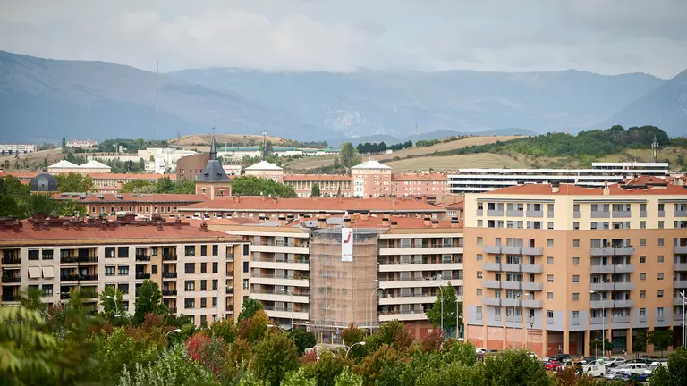 Vista de un edificio de viviendas en Pamplona. PABLO LASAOSA